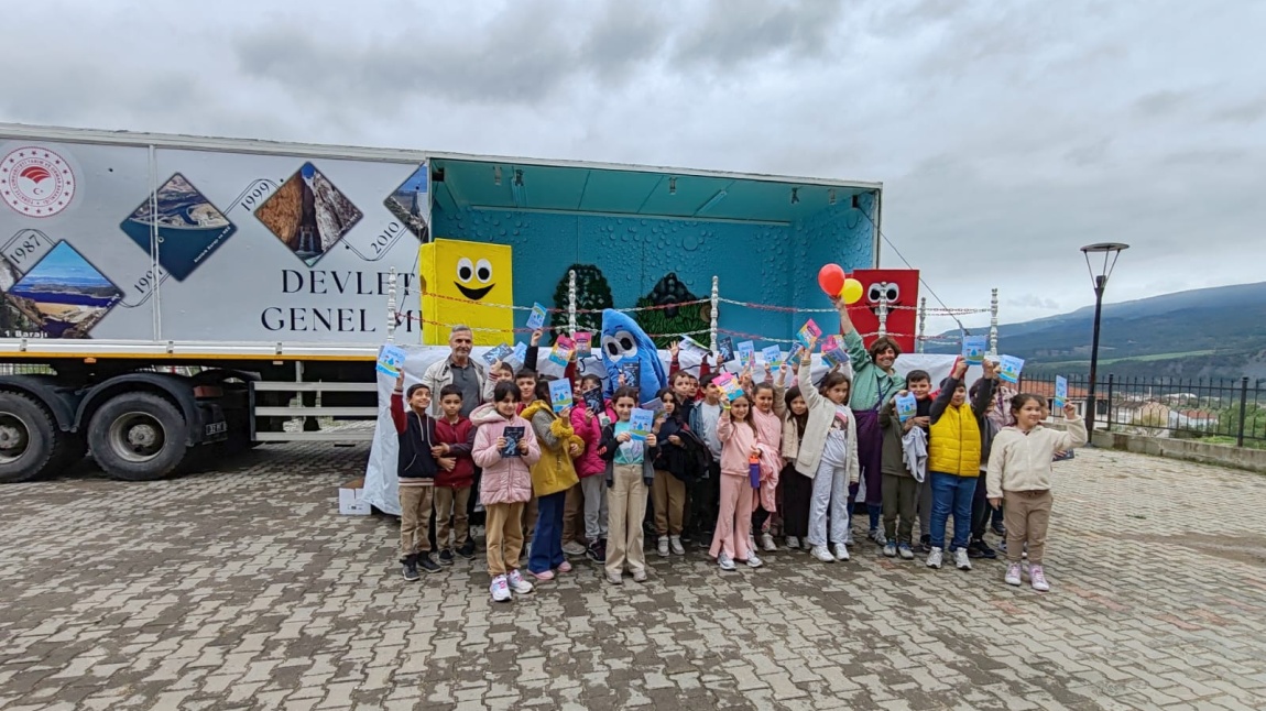 3.Sınıf Öğrencilerimizin Tiyotro Etkinligi 
